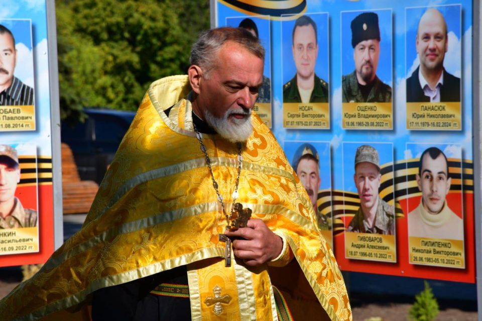 Сергей Желновач: Сегодня, в День города Дебальцево, в сквере 60-летию Октября, возложили цветы к памятнику «Защитнику Отечества» Сергей Желновач: Сегодня, в День города Дебальцево, в сквере 60-летию Октября, возложили цветы к памятнику «Защитнику Отечества»