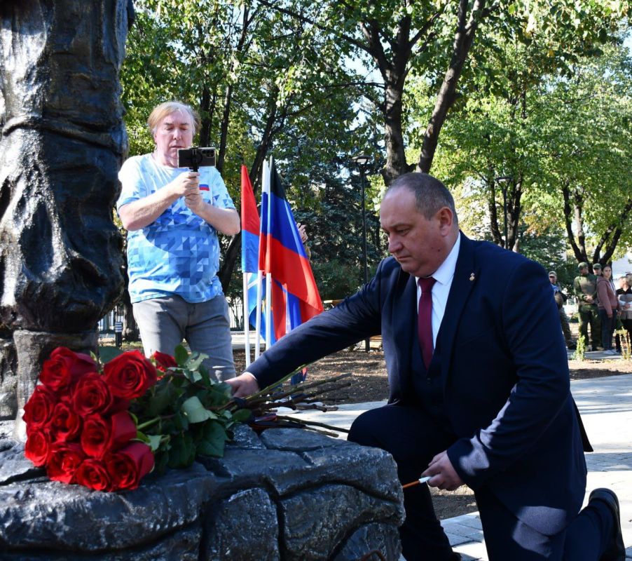 Сергей Желновач: Сегодня, в День города Дебальцево, в сквере 60-летию Октября, возложили цветы к памятнику «Защитнику Отечества» Сергей Желновач: Сегодня, в День города Дебальцево, в сквере 60-летию Октября, возложили цветы к памятнику «Защитнику Отечества»