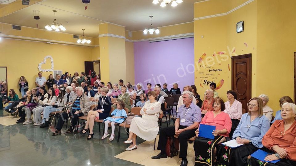Сегодня Донецкий городской молодёжный центр торжественно открыл двери в новый творческий сезон для всех жителей нашего города и Республики Сегодня Донецкий городской молодёжный центр торжественно открыл двери в новый творческий сезон для всех жителей нашего города и Республики