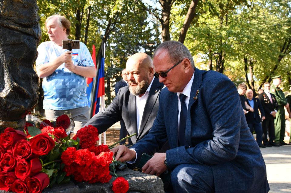 Сегодня, в День города Дебальцево, в сквере 60-летию Октября, возложили цветы к памятнику «Защитнику Отечества» Сегодня, в День города Дебальцево, в сквере 60-летию Октября, возложили цветы к памятнику «Защитнику Отечества»