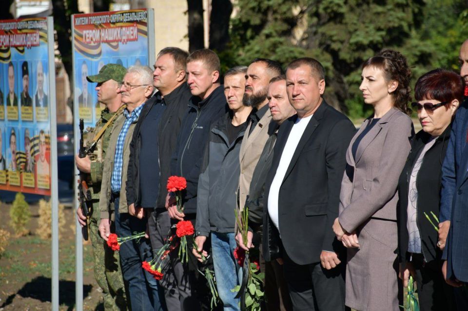 Сергей Желновач: Сегодня, в День города Дебальцево, в сквере 60-летию Октября, возложили цветы к памятнику «Защитнику Отечества» Сергей Желновач: Сегодня, в День города Дебальцево, в сквере 60-летию Октября, возложили цветы к памятнику «Защитнику Отечества»
