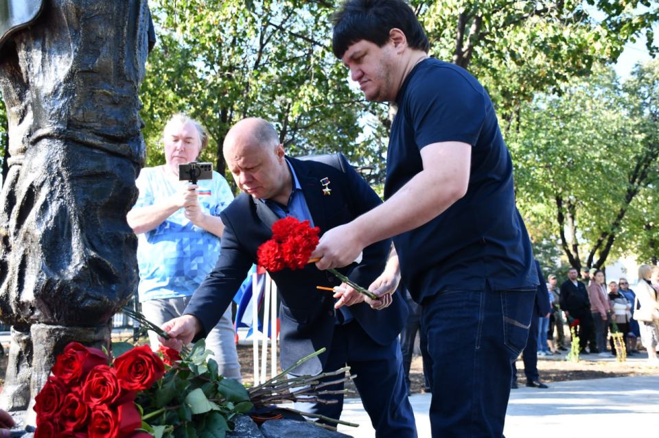 Сегодня, в День города Дебальцево, в сквере 60-летию Октября, возложили цветы к памятнику «Защитнику Отечества» Сегодня, в День города Дебальцево, в сквере 60-летию Октября, возложили цветы к памятнику «Защитнику Отечества»