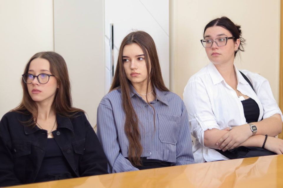 «Семья учит человека быть человеком» «Семья учит человека быть человеком»