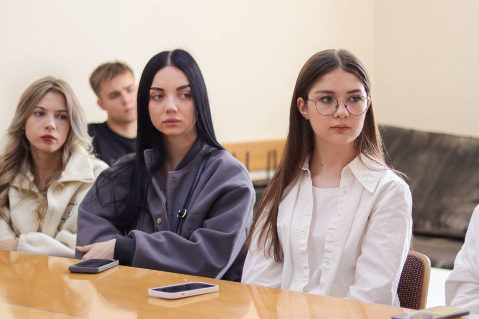 «Семья учит человека быть человеком» «Семья учит человека быть человеком»