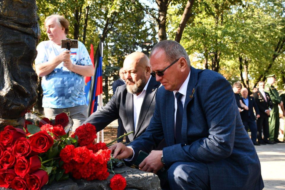 Сергей Желновач: Сегодня, в День города Дебальцево, в сквере 60-летию Октября, возложили цветы к памятнику «Защитнику Отечества» Сергей Желновач: Сегодня, в День города Дебальцево, в сквере 60-летию Октября, возложили цветы к памятнику «Защитнику Отечества»