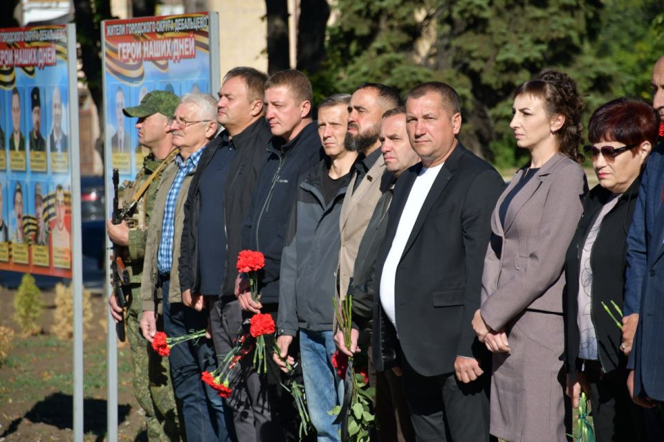 Сегодня, в День города Дебальцево, в сквере 60-летию Октября, возложили цветы к памятнику «Защитнику Отечества» Сегодня, в День города Дебальцево, в сквере 60-летию Октября, возложили цветы к памятнику «Защитнику Отечества»