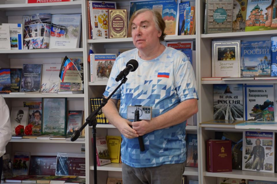 Сегодня в день города Дебальцево, амурский журналист Сергей Логвинов презентовал документальный фильм «Дебальцево и Хабаровск: от руин к надеждам», который реализован Центром военно-патриотического воспитания «Взлёт» при... Сегодня в день города Дебальцево, амурский журналист Сергей Логвинов презентовал документальный фильм «Дебальцево и Хабаровск: от руин к надеждам», который реализован Центром военно-патриотического воспитания «Взлёт» при...