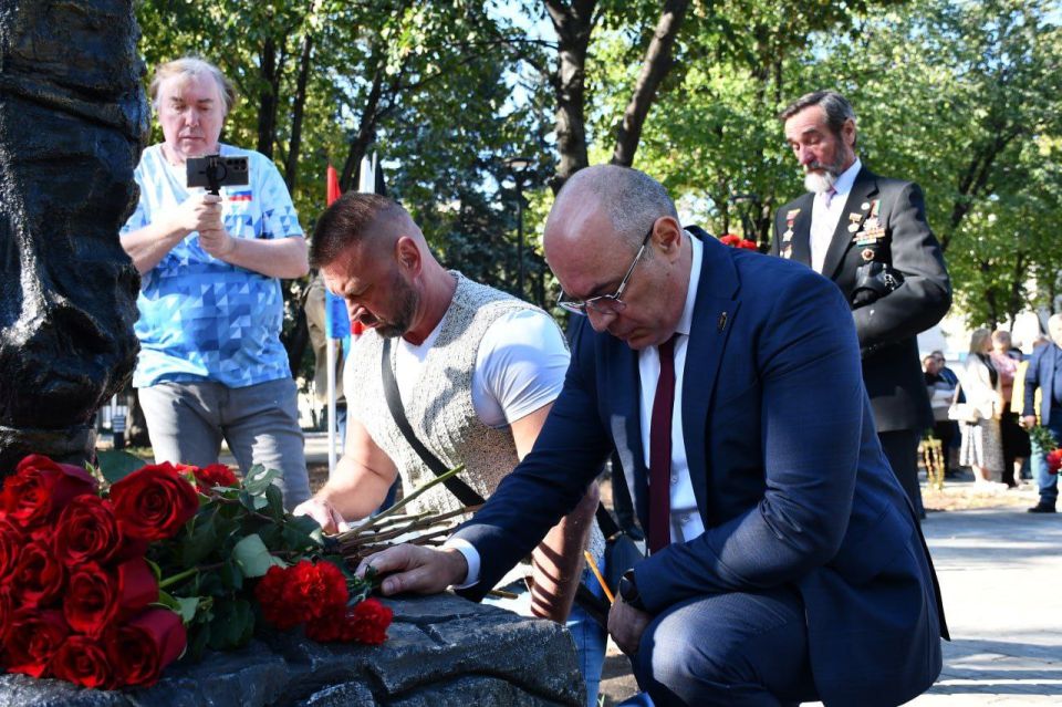Сергей Желновач: Сегодня, в День города Дебальцево, в сквере 60-летию Октября, возложили цветы к памятнику «Защитнику Отечества» Сергей Желновач: Сегодня, в День города Дебальцево, в сквере 60-летию Октября, возложили цветы к памятнику «Защитнику Отечества»