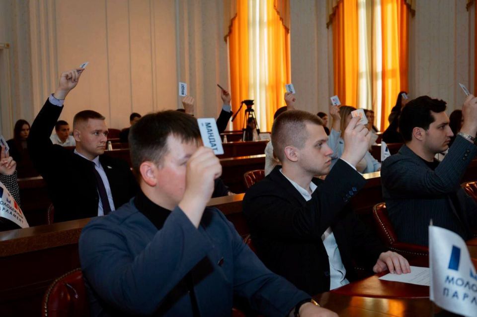 Провели третье пленарное заседание Провели третье пленарное заседание