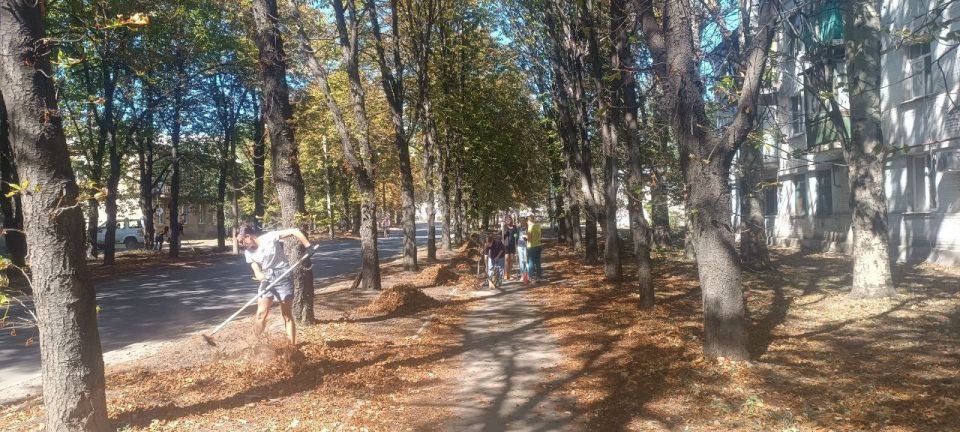 Сотрудники администрации Ясиноватского муниципального округа дружно вышли на осенний субботник, чтобы навести чистоту и порядок Сотрудники администрации Ясиноватского муниципального округа дружно вышли на осенний субботник, чтобы навести чистоту и порядок