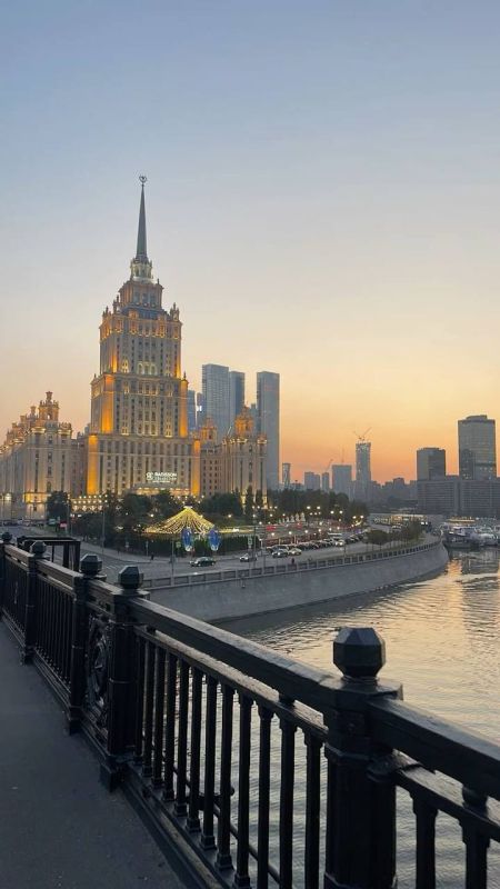 «Уникальное культурное наследие, экономическая, политическая и духовная мощь нашего государства, гордость за трудовые и ратные свершения старших поколений — всё это воплощает Москва», — Председатель Совета... «Уникальное культурное наследие, экономическая, политическая и духовная мощь нашего государства, гордость за трудовые и ратные свершения старших поколений — всё это воплощает Москва», — Председатель Совета...