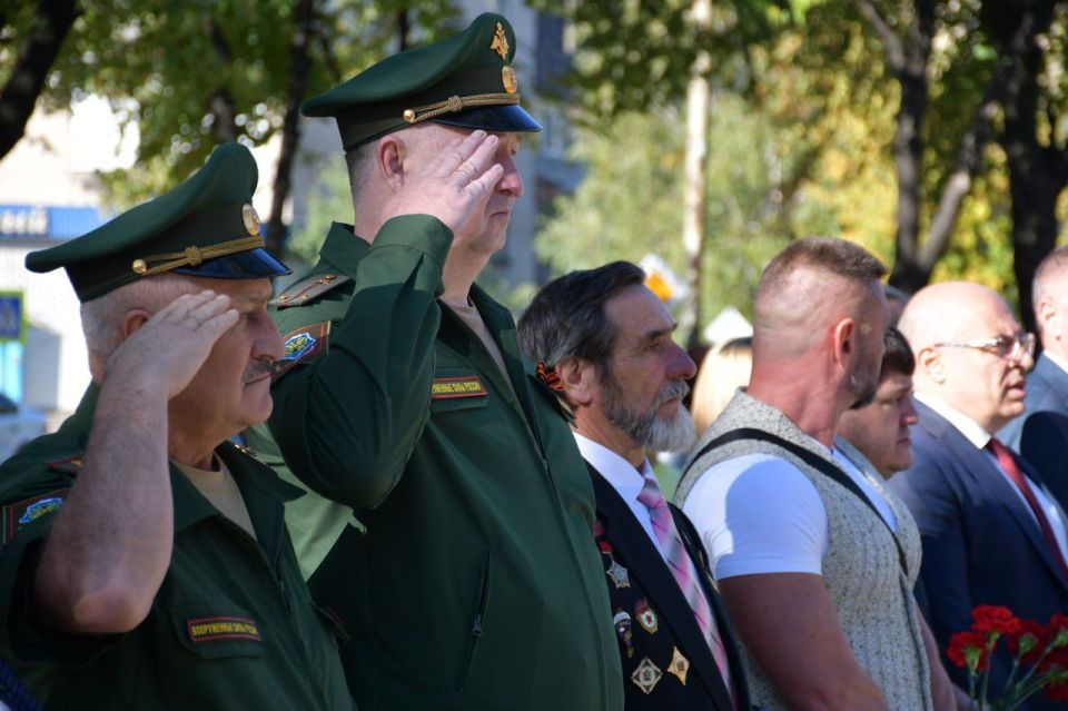 Сергей Желновач: Сегодня, в День города Дебальцево, в сквере 60-летию Октября, возложили цветы к памятнику «Защитнику Отечества» Сергей Желновач: Сегодня, в День города Дебальцево, в сквере 60-летию Октября, возложили цветы к памятнику «Защитнику Отечества»
