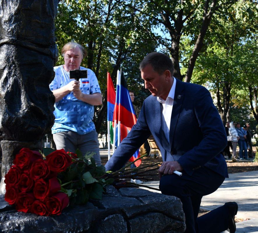 Сергей Желновач: Сегодня, в День города Дебальцево, в сквере 60-летию Октября, возложили цветы к памятнику «Защитнику Отечества» Сергей Желновач: Сегодня, в День города Дебальцево, в сквере 60-летию Октября, возложили цветы к памятнику «Защитнику Отечества»