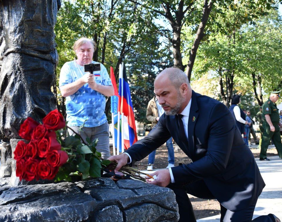 Сергей Желновач: Сегодня, в День города Дебальцево, в сквере 60-летию Октября, возложили цветы к памятнику «Защитнику Отечества» Сергей Желновач: Сегодня, в День города Дебальцево, в сквере 60-летию Октября, возложили цветы к памятнику «Защитнику Отечества»