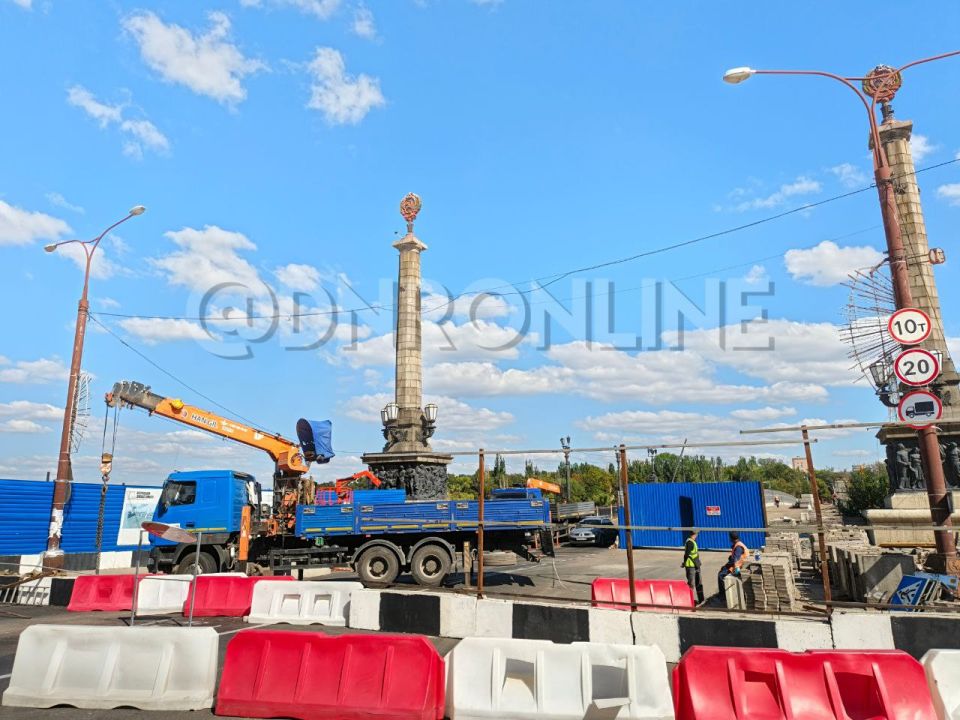 С сегодняшнего дня движение по мосту на проспекте Ильича в Донецке полностью перекрыто до завершения строительных работ С сегодняшнего дня движение по мосту на проспекте Ильича в Донецке полностью перекрыто до завершения строительных работ