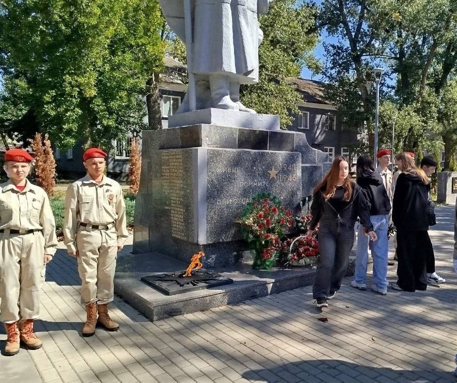 В честь празднования Дня города Харцызска научный сотрудник Федоренко Марина Сергеевна для учащихся ГБОУ "СШ № 1 г.о. Харцызск" рассказала об истории создания памятника «Братская могила советских воинов» В честь празднования Дня города Харцызска научный сотрудник Федоренко Марина Сергеевна для учащихся ГБОУ "СШ № 1 г.о. Харцызск" рассказала об истории создания памятника «Братская могила советских воинов»
