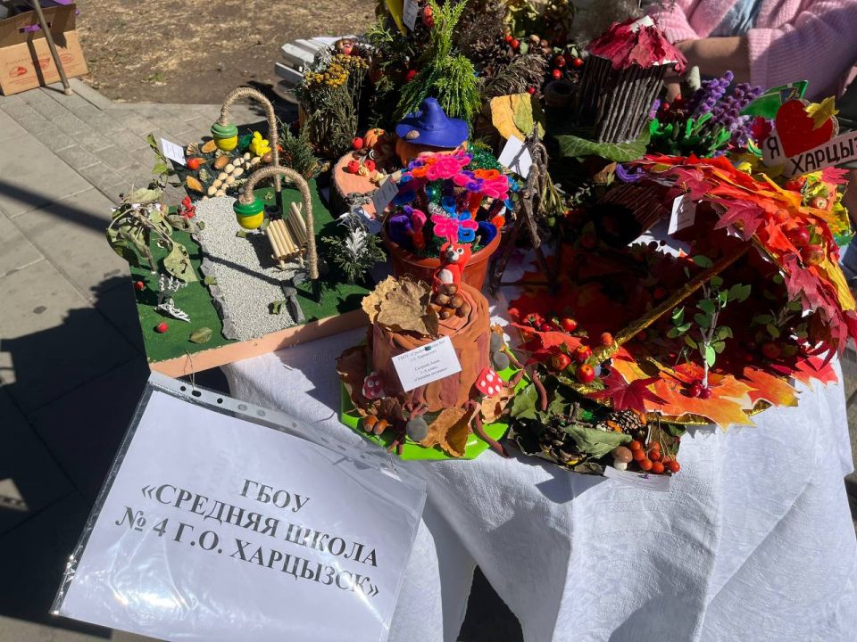 В честь празднования Дня города Харцызск на площади перед Дворцом культуры открылась выставка поделок В честь празднования Дня города Харцызск на площади перед Дворцом культуры открылась выставка поделок