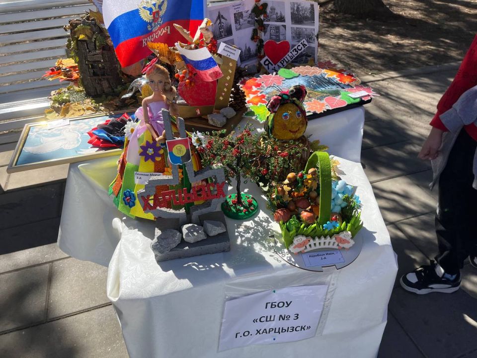 В честь празднования Дня города Харцызск на площади перед Дворцом культуры открылась выставка поделок В честь празднования Дня города Харцызск на площади перед Дворцом культуры открылась выставка поделок