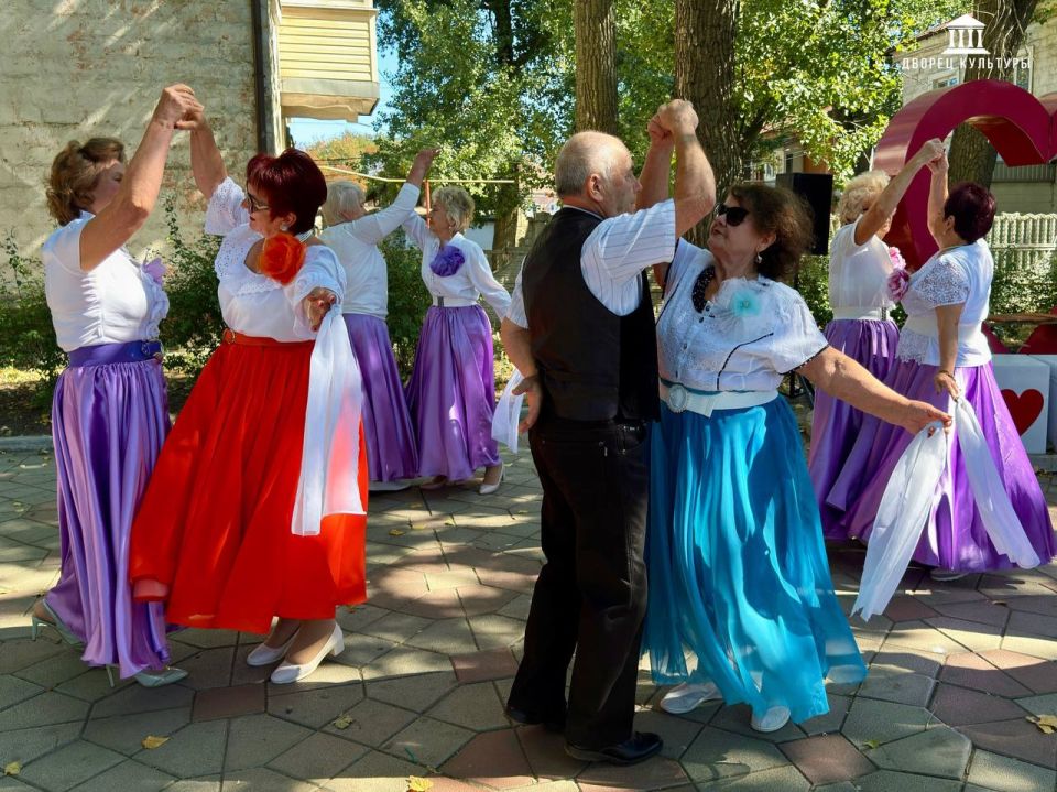 14 сентября, в день торжества родного города, Арбат расцвел яркими красками осенней ярмарки, наполнился звонкими песнями , искрометными играми, шутками да прибаутками, словно приглашая каждого окунуться в атмосферу... 14 сентября, в день торжества родного города, Арбат расцвел яркими красками осенней ярмарки, наполнился звонкими песнями , искрометными играми, шутками да прибаутками, словно приглашая каждого окунуться в атмосферу...