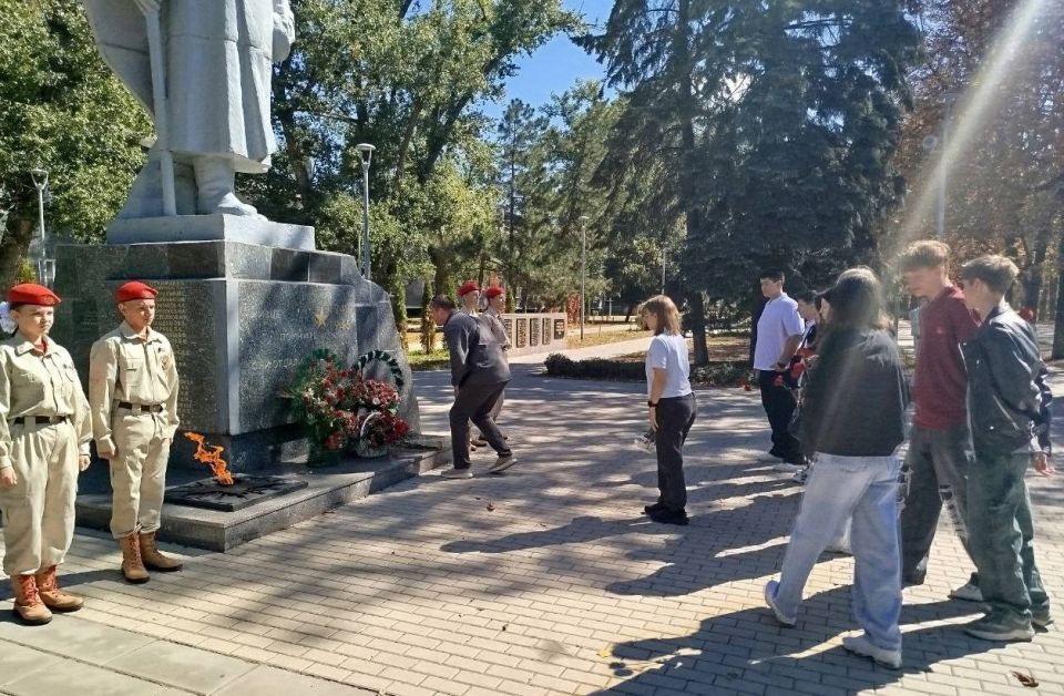 В честь празднования Дня города Харцызска научный сотрудник Федоренко Марина Сергеевна для учащихся ГБОУ "СШ № 1 г.о. Харцызск" рассказала об истории создания памятника «Братская могила советских воинов» В честь празднования Дня города Харцызска научный сотрудник Федоренко Марина Сергеевна для учащихся ГБОУ "СШ № 1 г.о. Харцызск" рассказала об истории создания памятника «Братская могила советских воинов»