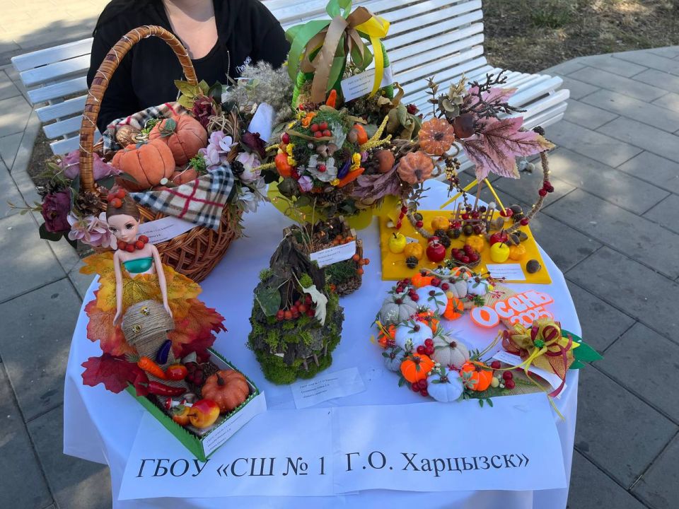 В честь празднования Дня города Харцызск на площади перед Дворцом культуры открылась выставка поделок В честь празднования Дня города Харцызск на площади перед Дворцом культуры открылась выставка поделок