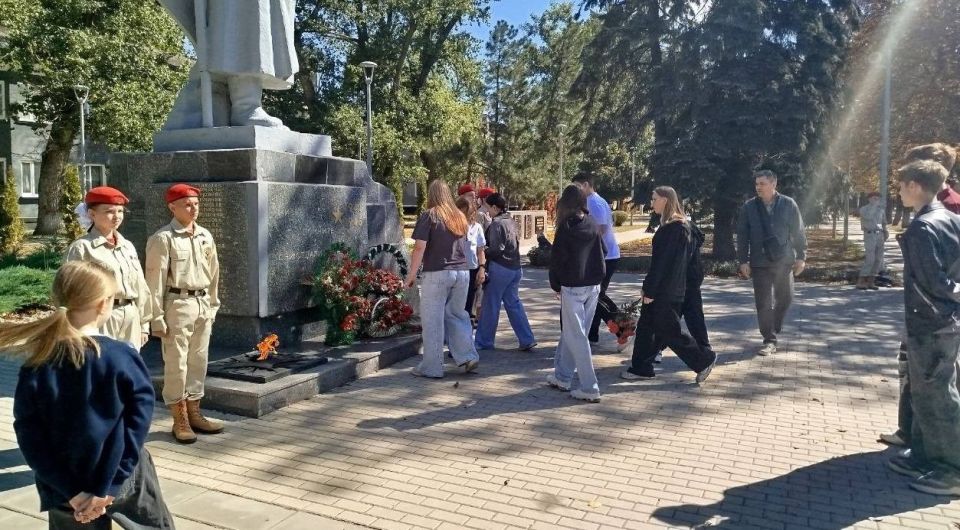 В честь празднования Дня города Харцызска научный сотрудник Федоренко Марина Сергеевна для учащихся ГБОУ "СШ № 1 г.о. Харцызск" рассказала об истории создания памятника «Братская могила советских воинов» В честь празднования Дня города Харцызска научный сотрудник Федоренко Марина Сергеевна для учащихся ГБОУ "СШ № 1 г.о. Харцызск" рассказала об истории создания памятника «Братская могила советских воинов»