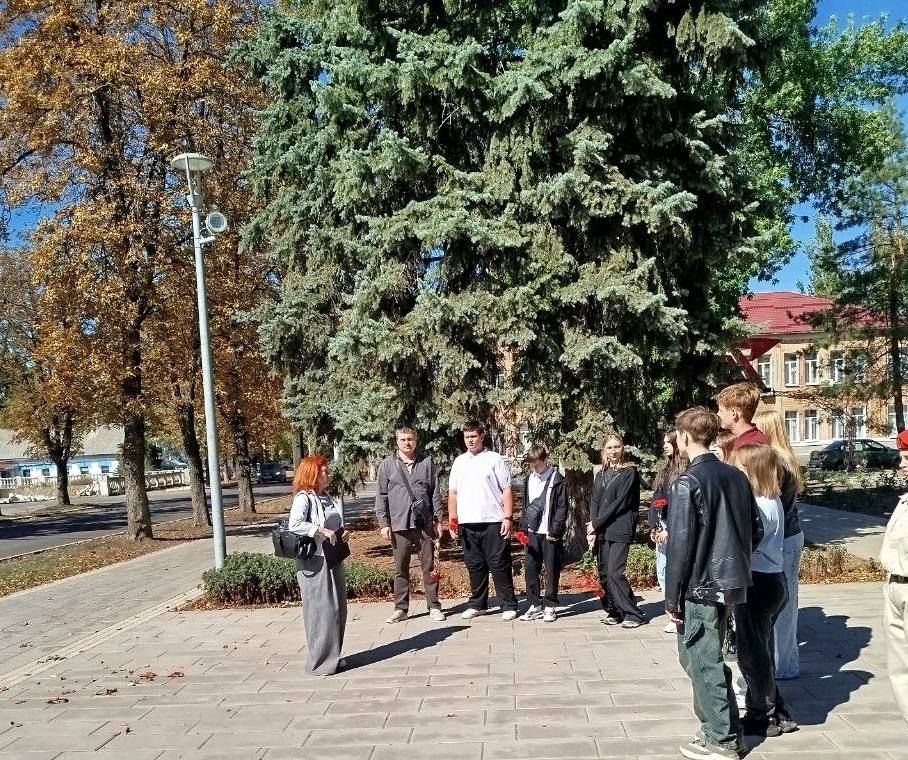 В честь празднования Дня города Харцызска научный сотрудник Федоренко Марина Сергеевна для учащихся ГБОУ "СШ № 1 г.о. Харцызск" рассказала об истории создания памятника «Братская могила советских воинов» В честь празднования Дня города Харцызска научный сотрудник Федоренко Марина Сергеевна для учащихся ГБОУ "СШ № 1 г.о. Харцызск" рассказала об истории создания памятника «Братская могила советских воинов»
