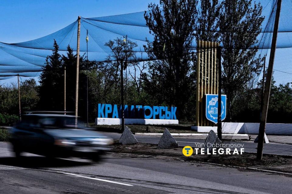 На въезде в Краматорск свидомые макаки натягивают сетки над дорогами На въезде в Краматорск свидомые макаки натягивают сетки над дорогами