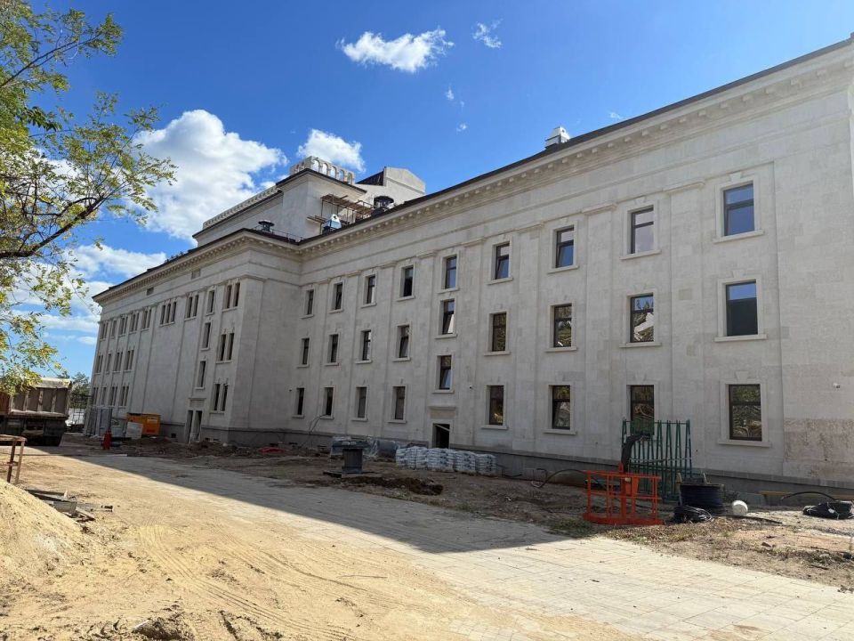 В Мариуполе продолжается восстановление драмтеатра В Мариуполе продолжается восстановление драмтеатра