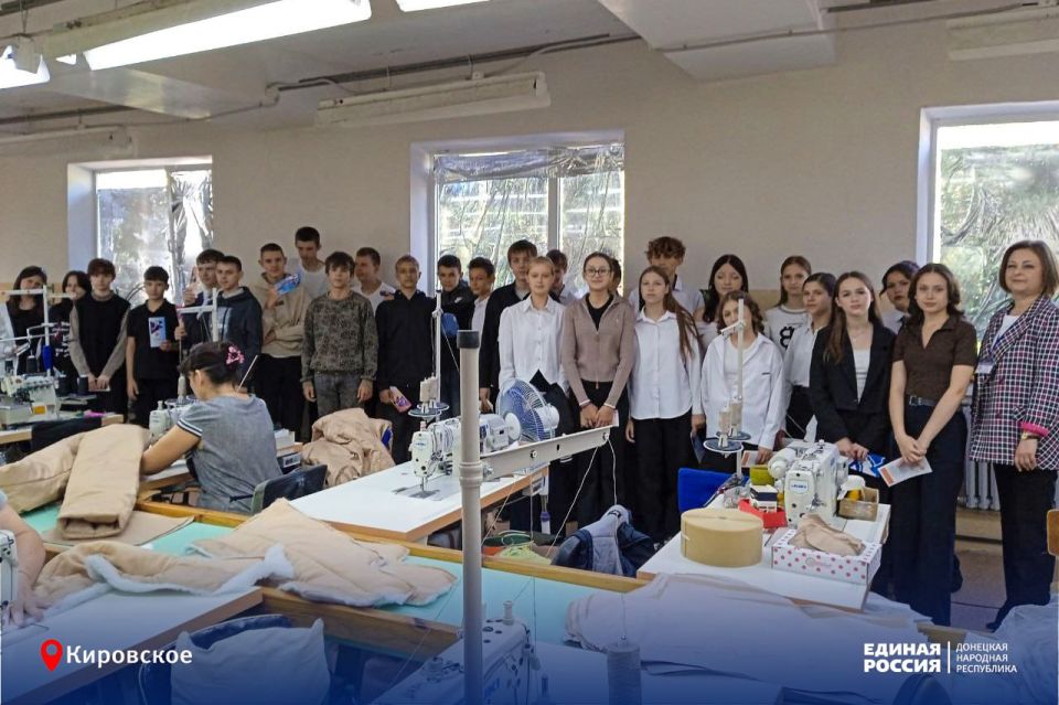 От нитки до готовой одежды: по партпроекту Единой России «Выбирай свое» ученики города Кировское побывали на швейной фабрике От нитки до готовой одежды: по партпроекту Единой России «Выбирай свое» ученики города Кировское побывали на швейной фабрике