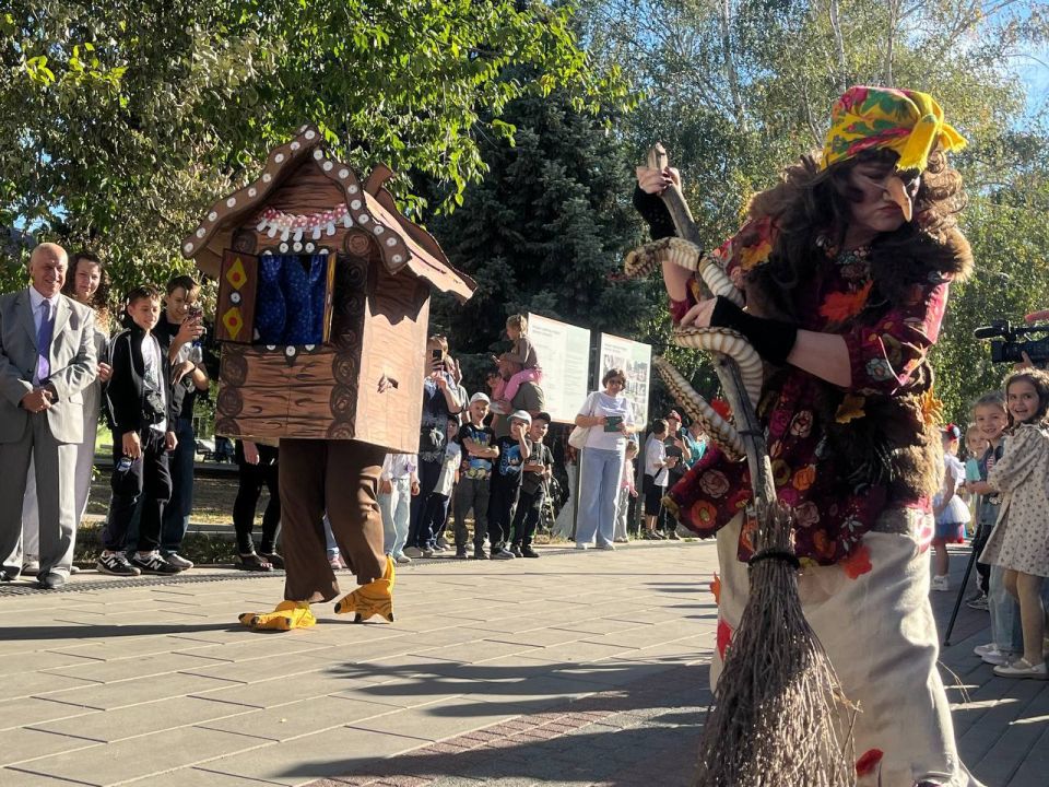 Сегодня в честь празднования Дня города прошел конкурс «Любимые сказки в родном городе», в котором приняли участие дети и воспитатели детских садов Сегодня в честь празднования Дня города прошел конкурс «Любимые сказки в родном городе», в котором приняли участие дети и воспитатели детских садов
