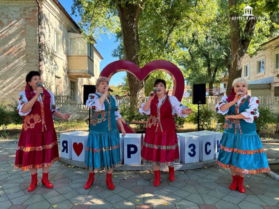 14 сентября, в день торжества родного города, Арбат расцвел яркими красками осенней ярмарки, наполнился звонкими песнями , искрометными играми, шутками да прибаутками, словно приглашая каждого окунуться в атмосферу... 14 сентября, в день торжества родного города, Арбат расцвел яркими красками осенней ярмарки, наполнился звонкими песнями , искрометными играми, шутками да прибаутками, словно приглашая каждого окунуться в атмосферу...
