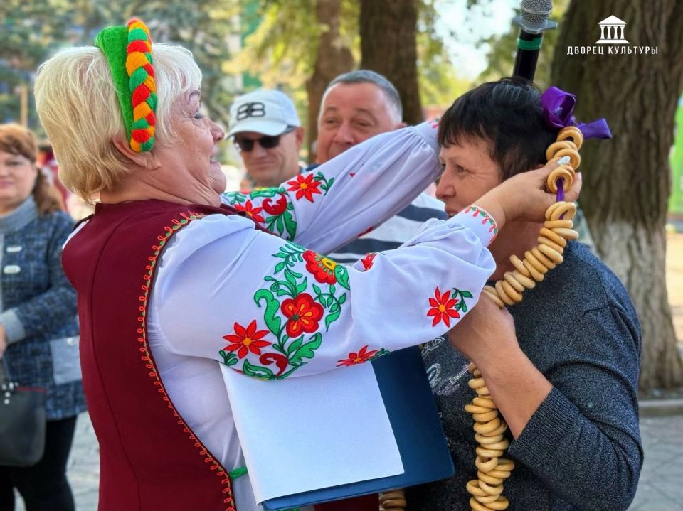 14 сентября, в день торжества родного города, Арбат расцвел яркими красками осенней ярмарки, наполнился звонкими песнями , искрометными играми, шутками да прибаутками, словно приглашая каждого окунуться в атмосферу... 14 сентября, в день торжества родного города, Арбат расцвел яркими красками осенней ярмарки, наполнился звонкими песнями , искрометными играми, шутками да прибаутками, словно приглашая каждого окунуться в атмосферу...