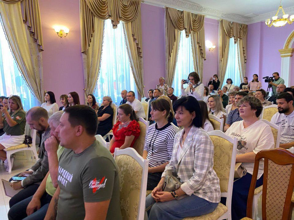 Виктория Жукова: Сегодня в городском Дворце культуры Харцызска состоялось праздничное награждение в честь Дня города Виктория Жукова: Сегодня в городском Дворце культуры Харцызска состоялось праздничное награждение в честь Дня города