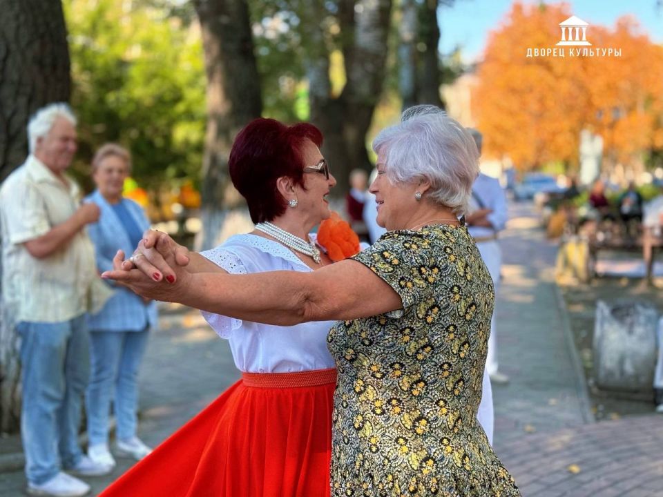 14 сентября, в день торжества родного города, Арбат расцвел яркими красками осенней ярмарки, наполнился звонкими песнями , искрометными играми, шутками да прибаутками, словно приглашая каждого окунуться в атмосферу... 14 сентября, в день торжества родного города, Арбат расцвел яркими красками осенней ярмарки, наполнился звонкими песнями , искрометными играми, шутками да прибаутками, словно приглашая каждого окунуться в атмосферу...