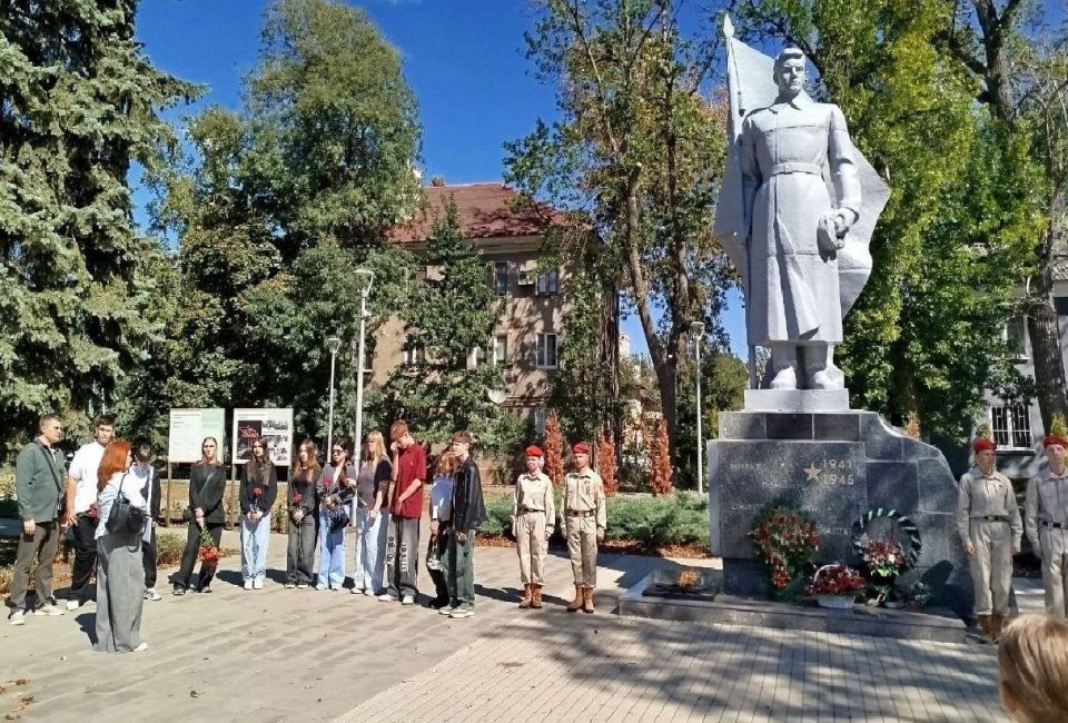 В честь празднования Дня города Харцызска научный сотрудник Федоренко Марина Сергеевна для учащихся ГБОУ "СШ № 1 г.о. Харцызск" рассказала об истории создания памятника «Братская могила советских воинов» В честь празднования Дня города Харцызска научный сотрудник Федоренко Марина Сергеевна для учащихся ГБОУ "СШ № 1 г.о. Харцызск" рассказала об истории создания памятника «Братская могила советских воинов»