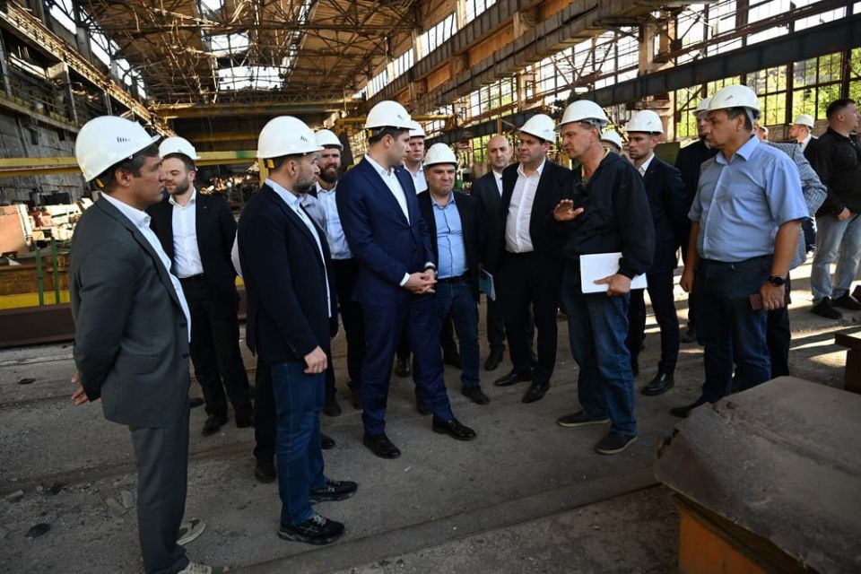 Глава ДНР Денис Пушилин с министром промышленности и торговли Российской Федерации Антоном Алихановым обсудили возобновление работы заводов, а также создание новых предприятий и индустриальных парков Глава ДНР Денис Пушилин с министром промышленности и торговли Российской Федерации Антоном Алихановым обсудили возобновление работы заводов, а также создание новых предприятий и индустриальных парков