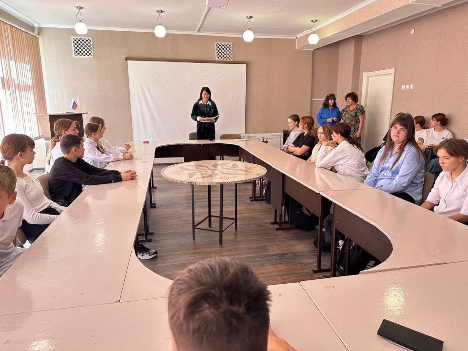 В школах города Енакиево специалисты и руководители станции Енакиево Донецкого филиала ФГУП «ЖДН» провели профилактические беседы с учащимися В школах города Енакиево специалисты и руководители станции Енакиево Донецкого филиала ФГУП «ЖДН» провели профилактические беседы с учащимися