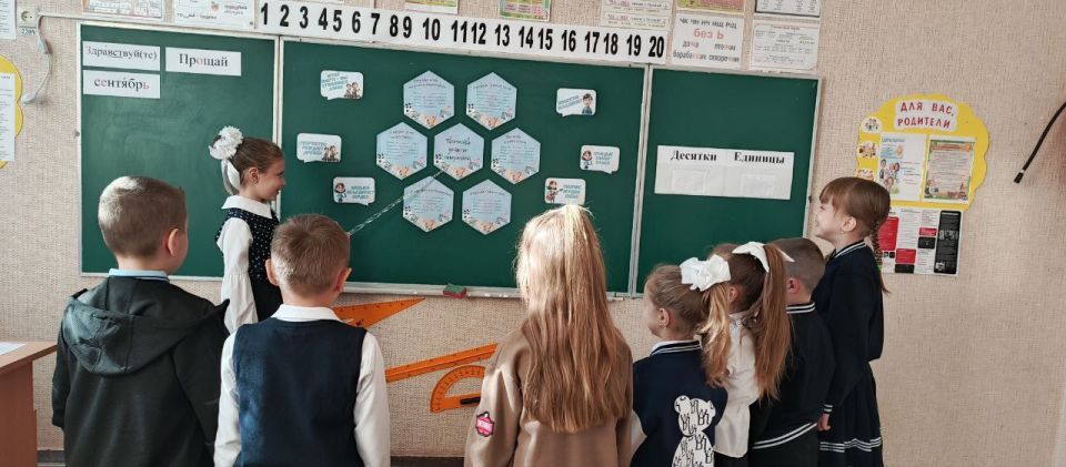 15 сентября 2025 года, в ГБОУ «Мироновская школа № 10 г.о. Дебальцево» традиционно, прошла еженедельная линейка, которая начинается с исполнения гимнов Российской Федерации и Донецкой Народной Республики 15 сентября 2025 года, в ГБОУ «Мироновская школа № 10 г.о. Дебальцево» традиционно, прошла еженедельная линейка, которая начинается с исполнения гимнов Российской Федерации и Донецкой Народной Республики