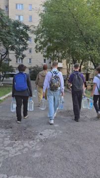 Руководитель общественной приемной Дебальцевского МО всероссийской политической партии «Единая Россия» Татьяна Норец совместно активистами "Движение Первых" доставили питьевую воду