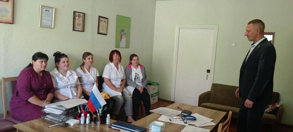 По поручению Главы Республики Дениса Пушилина заместитель Председателя Торезского городского совета Андрей Пашков проконтролировал подвоз воды в ранее установленную емкость на микрорайоне 4 (ГБУ Торезская ЦГБ) По поручению Главы Республики Дениса Пушилина заместитель Председателя Торезского городского совета Андрей Пашков проконтролировал подвоз воды в ранее установленную емкость на микрорайоне 4 (ГБУ Торезская ЦГБ)