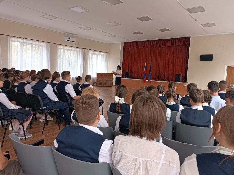 В школах города Енакиево специалисты и руководители станции Енакиево Донецкого филиала ФГУП «ЖДН» провели профилактические беседы с учащимися В школах города Енакиево специалисты и руководители станции Енакиево Донецкого филиала ФГУП «ЖДН» провели профилактические беседы с учащимися