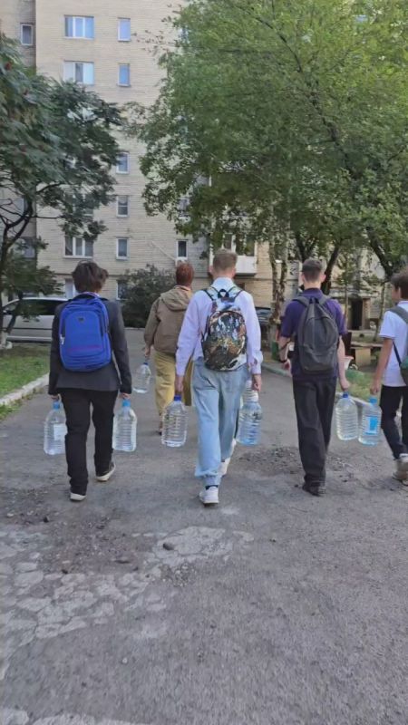 Руководитель общественной приемной Дебальцевского МО всероссийской политической партии «Единая Россия» Татьяна Норец совместно активистами "Движение Первых" доставили питьевую воду