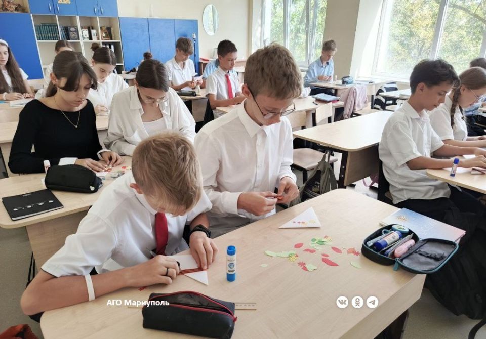 Мариупольские подростки почтили память жертв фашизма Мариупольские подростки почтили память жертв фашизма