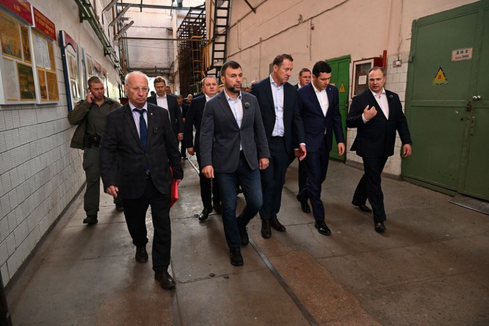 Глава ДНР Денис Пушилин с министром промышленности и торговли Российской Федерации Антоном Алихановым обсудили возобновление работы заводов, а также создание новых предприятий и индустриальных парков Глава ДНР Денис Пушилин с министром промышленности и торговли Российской Федерации Антоном Алихановым обсудили возобновление работы заводов, а также создание новых предприятий и индустриальных парков