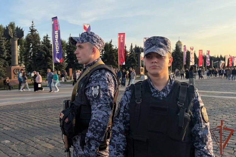 Росгвардия обеспечила безопасность москвичей и гостей столицы в День города Росгвардия обеспечила безопасность москвичей и гостей столицы в День города