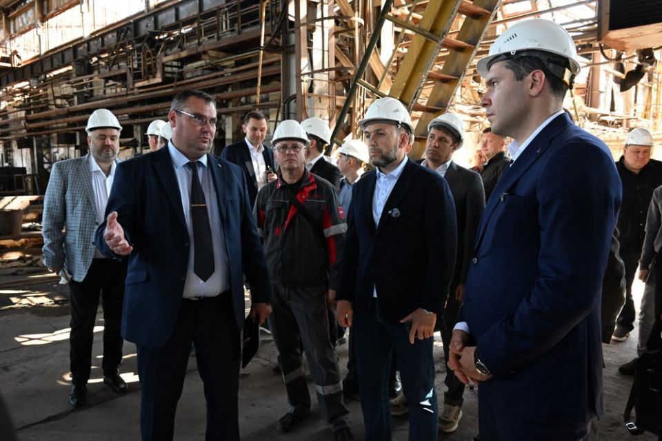 Глава ДНР Денис Пушилин с министром промышленности и торговли Российской Федерации Антоном Алихановым обсудили возобновление работы заводов, а также создание новых предприятий и индустриальных парков Глава ДНР Денис Пушилин с министром промышленности и торговли Российской Федерации Антоном Алихановым обсудили возобновление работы заводов, а также создание новых предприятий и индустриальных парков