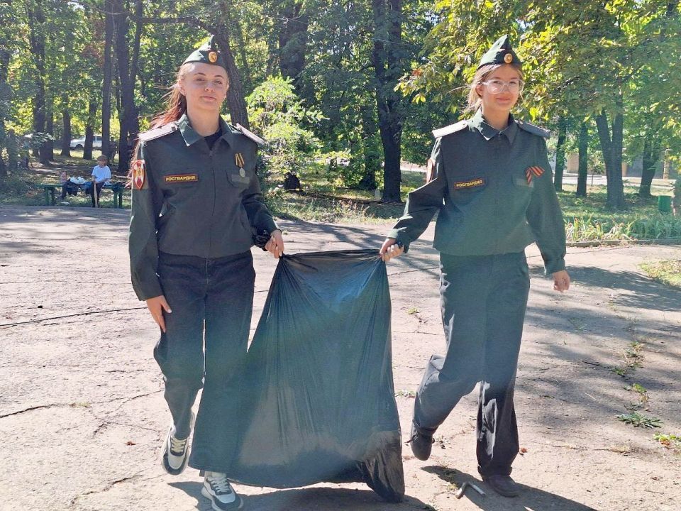 Александр Шатов: Активисты провели работы по благоустройству сквера им. Щербакова в городе Шахтерске Александр Шатов: Активисты провели работы по благоустройству сквера им. Щербакова в городе Шахтерске