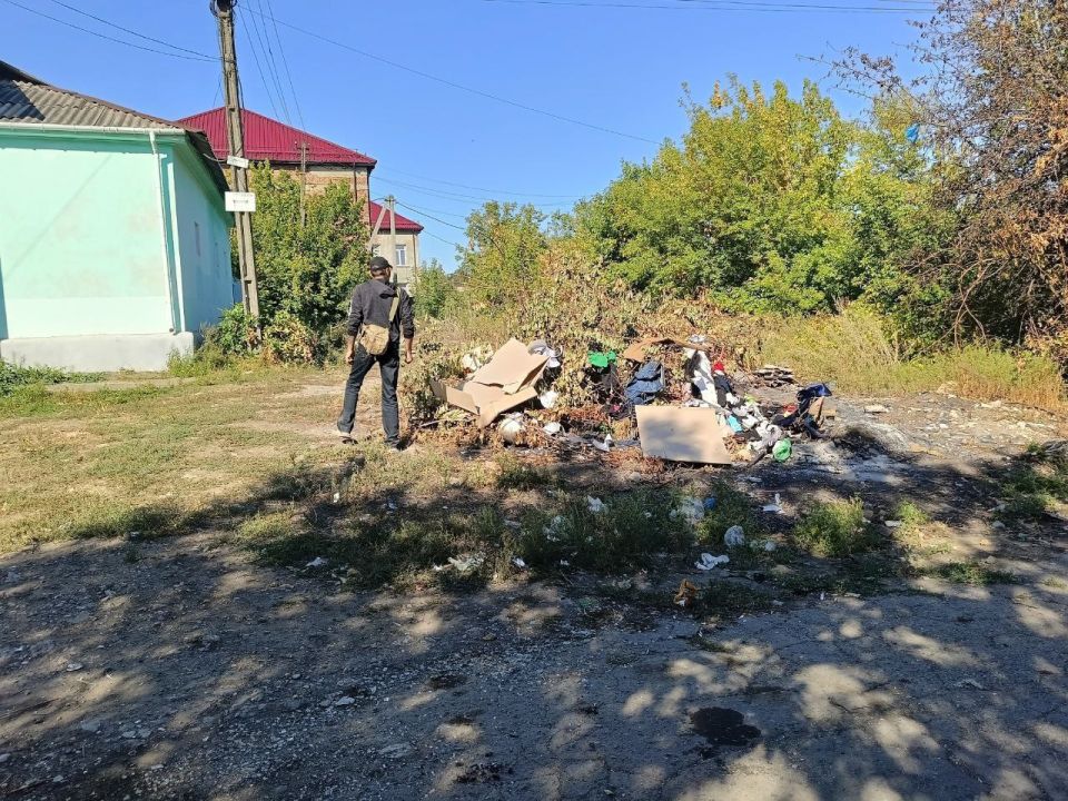 Сегодня, 15 сентября, с целью приведения территории в надлежащее санитарное состояние силами МУП АГМ «Коммунальник-15» проведены работы по сбору видимого мусора и уборке контейнерной площадки по ул. Кремлевской Сегодня, 15 сентября, с целью приведения территории в надлежащее санитарное состояние силами МУП АГМ «Коммунальник-15» проведены работы по сбору видимого мусора и уборке контейнерной площадки по ул. Кремлевской