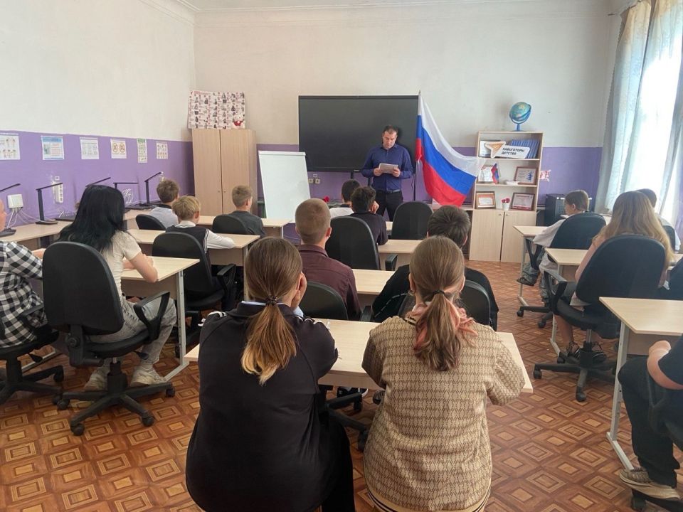 В школах города Енакиево специалисты и руководители станции Енакиево Донецкого филиала ФГУП «ЖДН» провели профилактические беседы с учащимися В школах города Енакиево специалисты и руководители станции Енакиево Донецкого филиала ФГУП «ЖДН» провели профилактические беседы с учащимися